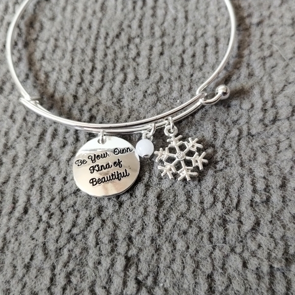 Avon Precious Charms Christmas Time Winter Themed Snowflake Bangle Bracelet - Picture 16 of 16